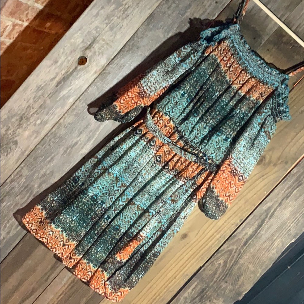 Peep-shoulder fall-colored dress!